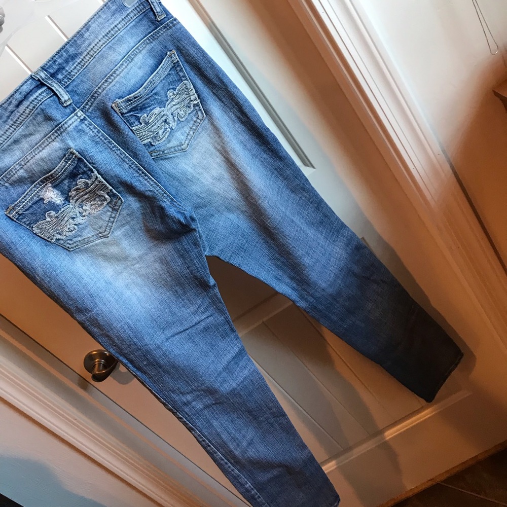Almost Famous Distressed Skinny Jeans Size 3 - Picture 5 of 8